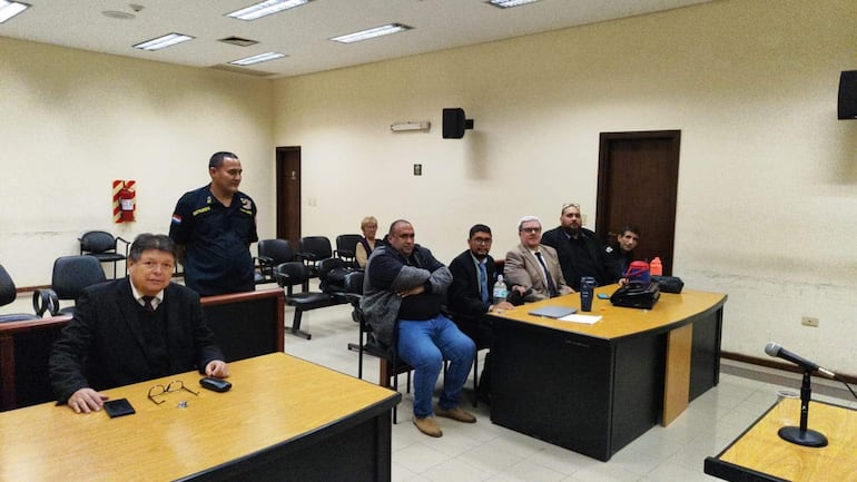 A la izquierda, el fiscal Alfredo Ramos Manzur; a la derecha, el exdirector Alfredo Samaniego junto a sus defensores.