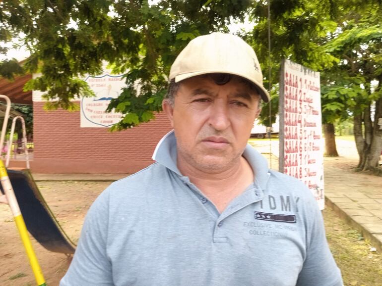 Julio Cesar Alegre, padre de familia de la escuela Don Carlos Antonio López, expresó su preocupación por la precariedad del local construido con materiales reciclados.