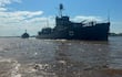 Barcos Cañonero Paraguay y Capitán Cabral navegando en el río Paraguay bajo un cielo parcialmente nublado.