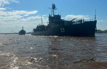 Barcos Cañonero Paraguay y Capitán Cabral navegando en el río Paraguay bajo un cielo parcialmente nublado.