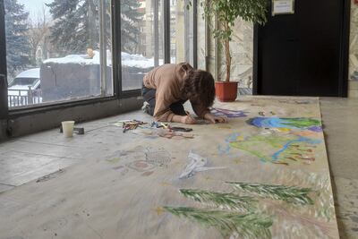 El arte como recurso terapéutico gana terreno en Ucrania como nuevo método para superar el estrés y el trauma de la guerra, con clases de dibujo, música y actuación que brindan alivio psicológico a los desplazados y heridos.Lápices y pinturas están esparcidos en una mesa larga mientras más de 20 niños y sus padres trabajan en un dibujo en el edificio del Campamento Urbano de Leópolis, un centro para desplazados de Mariúpol, Bajmut y otras partes del este ucraniano invadido.