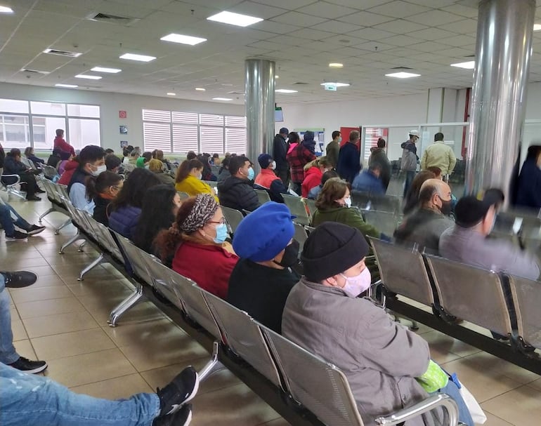 Pacientes en el sector de Traumatología del Hospital Ingavi. 