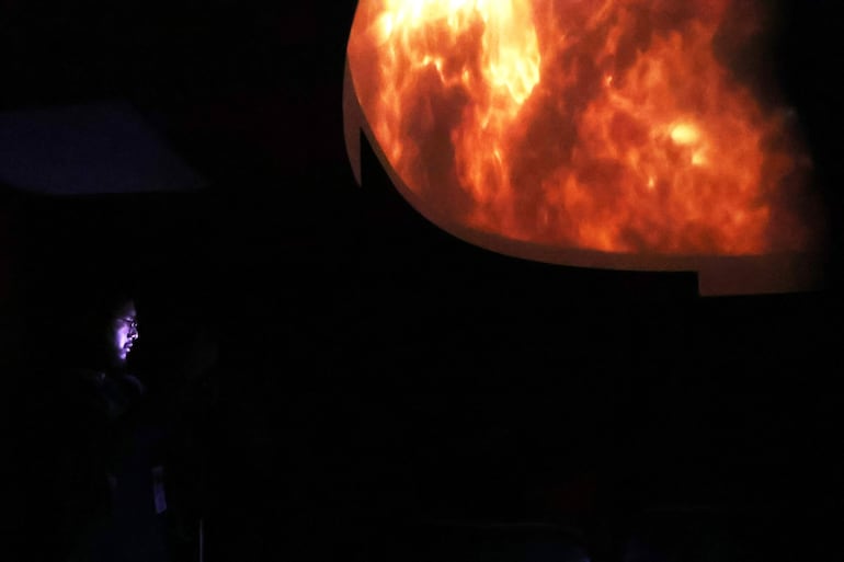 Una persona observa una proyección en el Planetario Max Schrier de la Universidad Mayor de San Andrés este martes, en La Paz (Bolivia). 