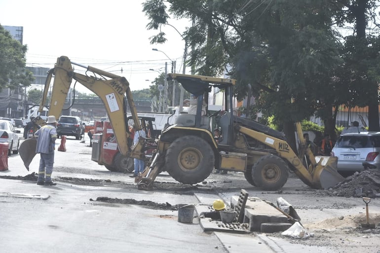 Retroexcavador sobre la avenida Eusebio Ayala. 
