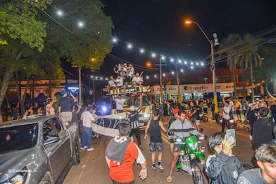 Nada de "open bus". Los integrantes del plantel del Deportivo Santaní hicieron la caravana sobre el micro interno Tapiracuái.