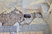 Se observa un hundimiento en el pavimento de una vereda en Asunción.