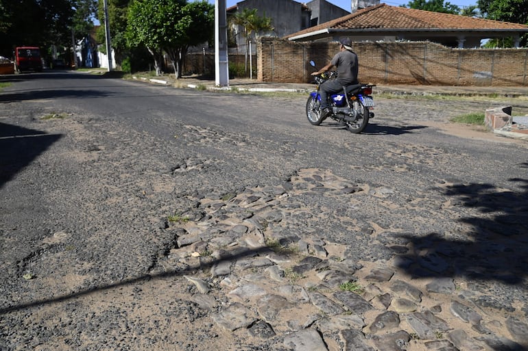 Estado de la calle Hermes Irrazabal casi Lomas Valentinas, del barrio Villa Virginia de Lambaré.