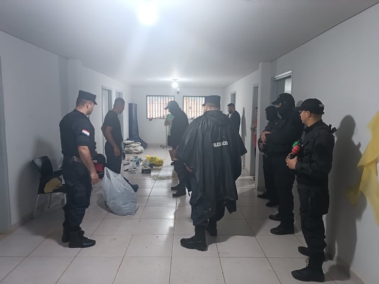 Allanamiento de la celda de Miguel Insfrán, alias Tío Rico, en la penitenciaría de Minga Guazú, en seguimiento al asesinato de Guillermo Moral.