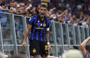 Lautaro Martínez del Inter de Milán celebra tras marcar un gol durante el partido de fútbol de la Serie A italiana entre el Inter y el Nápoles en el estadio Giuseppe Meazza de Milán, Italia.