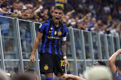 Lautaro Martínez del Inter de Milán celebra tras marcar un gol durante el partido de fútbol de la Serie A italiana entre el Inter y el Nápoles en el estadio Giuseppe Meazza de Milán, Italia.