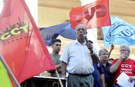 El secretario general de la CUT-A, Bernardo Rojas, y otros líderes sindicales pidieron tratar el anteproyecto de ley.