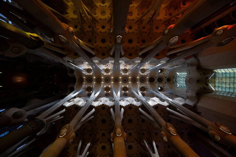 Una fotografía tomada el 3 de febrero de 2026 muestra una vista del techo de la Basílica de la Sagrada Familia en Barcelona.