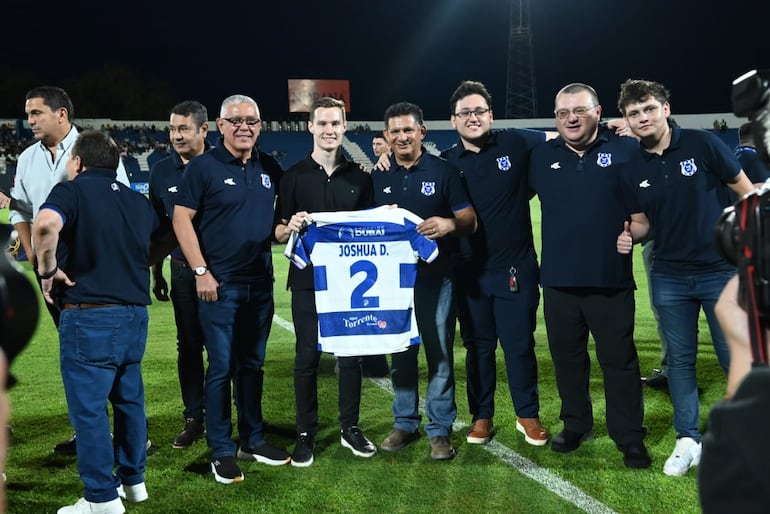 eEl piloto paraguayo de la Fórmula 2, Joshua Dürksen, recibiendo la camiseta del Sportivo 2 de Mayo de las manos del presidente, Hugo Romero.