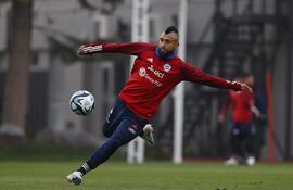 Fotografía cedida por la Federación de Fútbol de Chile (FFCh) que muestra a Arturo Vidal mientras participa en un entrenamiento del seleccionado chileno de fútbol, en el complejo Juan Pinto Durán en Santiago (Chile).