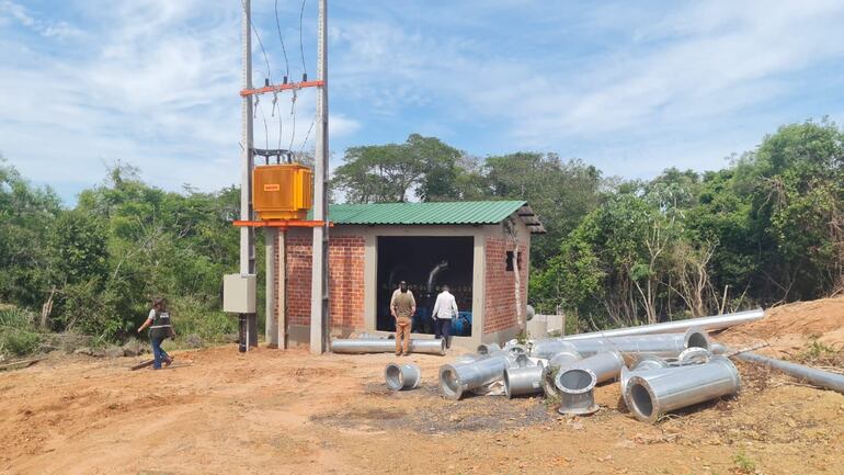 Los funcionarios del Mades recorriendo las instalaciones de bombeos del establecimiento denunciado por supuestos daños ambientales por los pobladores