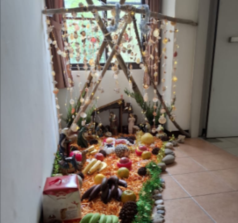 Pesebre en la residencia del sacerdote paraguayo Carlos César López, en Taiwán.