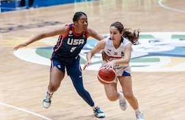 Sofía Gómez avanza ante la norteamericana Ryan Carter en el juego que Paraguay perdió contra EE.UU. por la última fecha de la fase de grupos de la AmeriCup México 2026.