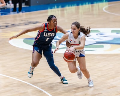 Sofía Gómez avanza ante la norteamericana Ryan Carter en el juego que Paraguay perdió contra EE.UU. por la última fecha de la fase de grupos de la AmeriCup México 2026.