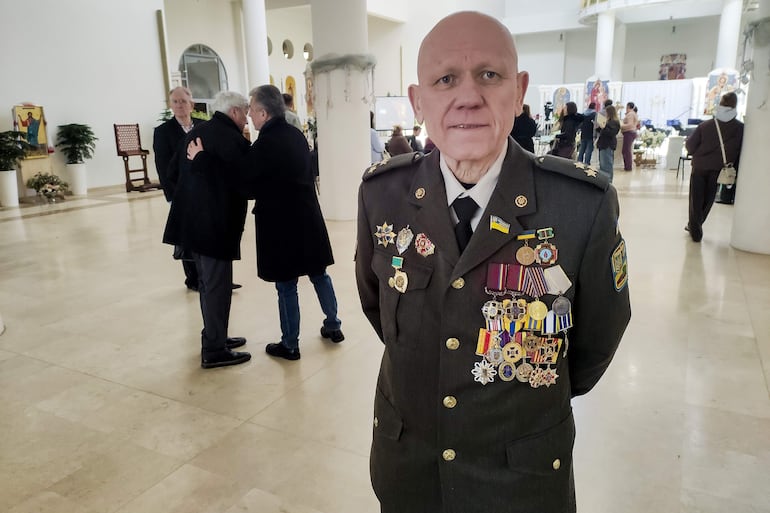  Oleksandr Ryabeka (en imagen) estuvo un año desplegado en Chernóbil tras el accidente nuclear como integrante de una unidad del servicio secreto soviético, el KGB, del que formaba parte. "Hoy al enemigo le vemos. Podemos dispararle, lanzarle bombas. Entonces sólo podíamos recibir sus golpes en silencio. No era posible luchar con él", dice a EFE Oleksandr Ryabeka comparando la guerra ruso-ucraniana de hoy con la que libraron miles de ciudadanos soviéticos como él hace 40 años contra la radiactividad liberada a la atmósfera tras el peor accidente nuclear de la historia, el de la central de Chernóbil.  
