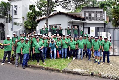 Más de 100 cuidacoches habían sido contratados por Parxin, pero ahora volverán a las calles. En la foto, el día que firmaron sus contratos.
