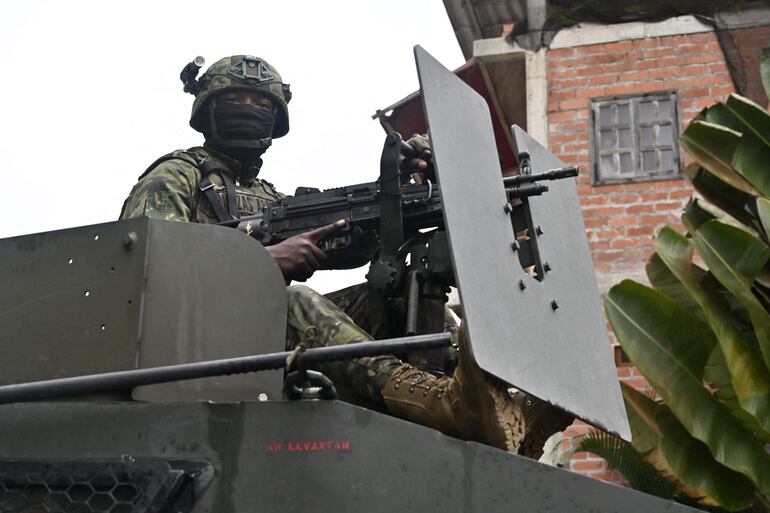 Ecuador celebró referendo sobre instalación de base militar extranjera.