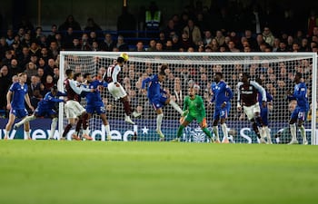 Ollie Watkins (cabeceando) marcó los dos goles del Aston Villa ante el Chelsea, en la fecha 18 de la Liga Premier, alcanzando la victoria número 11 consecutiva.