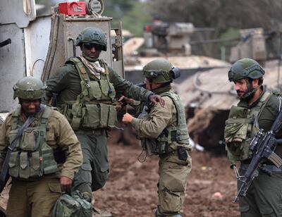 Soldados israelíes cerca de la frontera con la Franja de Gaza, el jueves.