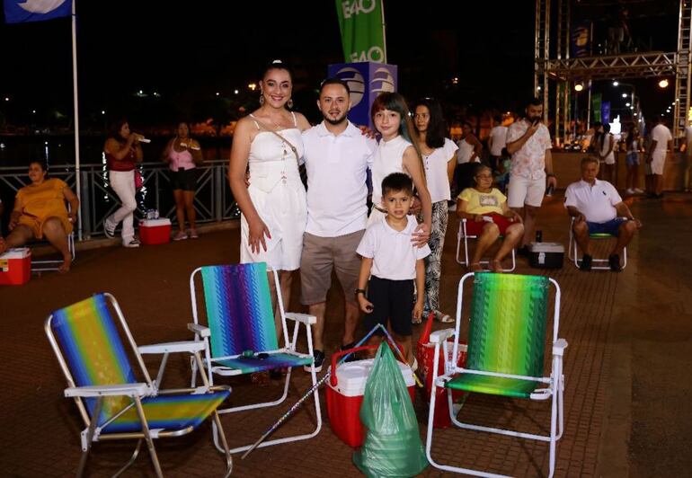 Las familias llevaron sus sillas y provisiones para recibir el año nuevo en el Lago de la República.