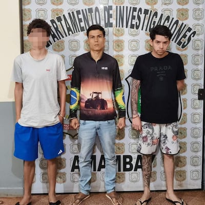 Diogo Silva Alexandre y Pedro Paulo Leite De Jesús alineados, con expresiones serias; ambiente institucional con logo del Departamento de Investigaciones.