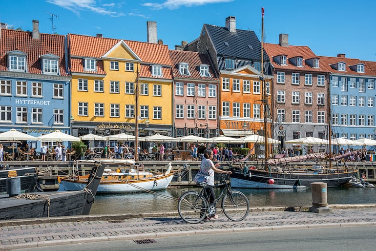 El programa contra lluvias extremas de Copenhague (Dinamarca) fue concebido sobre un horizonte de 20 años y aproximadamente 300 intervenciones, con una inversión inicial estimada en unos US$ 1.700 millones.