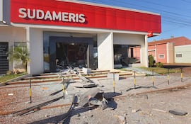 Banco Sudameris de Naranjal, asaltado ayer.
