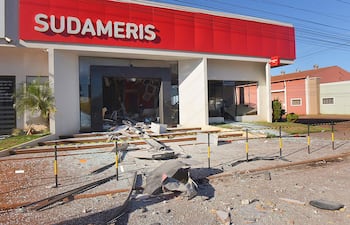 Banco Sudameris de Naranjal, asaltado ayer.