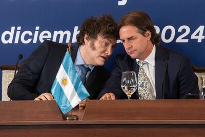 El presidente de Uruguay, Luis Lacalle Pou (derecha), habla con su homólogo de Argentina, Javier Milei, en la cumbre semestral de presidentes de los países del Mercosur este viernes, en Montevideo (Uruguay).  El comercio y el sector agropecuario y agroindustrial argentinos celebraron este viernes el acuerdo entre la Unión Europea (UE) y el Mercosur, que aún debe ser ratificado por sus miembros, durante la 65ª Cumbre del bloque integrado por Argentina, Brasil, Paraguay, Uruguay y Bolivia en proceso de ingreso.