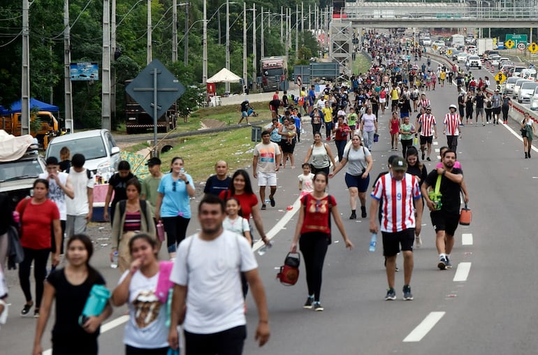 En peregrinación llegaron ayer a la tarde y entrada la noche los devotos que participarán de la misa de hoy.