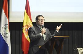 Óscar Orué, director nacional de la DNIT, durante su exposición en la jornada sobre el convenio entre Paraguay y España para evitar la doble imposición, realizado en el Centro Cultural Juan de Salazar.