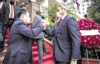 El expresidente Horacio Cartes y el presidente Mario Abdo se tomaron de las manos en el aniversario de la ANR.