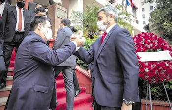El expresidente Horacio Cartes y el presidente Mario Abdo se tomaron de las manos en el aniversario de la ANR.