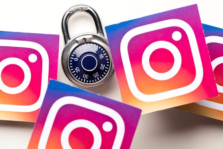 Candado metálico en el centro rodeado de tarjetas de Instagram con logotipo colorido sobre fondo blanco.