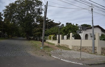 Calle arbolada y tranquila en el Complejo Santo Domingo del IPS, con adoquines y vereda de baldosas en un día nublado.