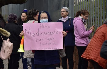 Manifestación de pacientes oncológicos frente al Ministerio de Salud en Asunción.
