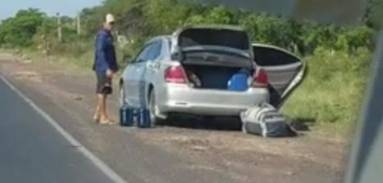 Varios bidones de combustibles al costado de un auto, camino a Falcón.