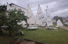 Todo preparado para las regatas, a pesar del clima, en El Mbiguá.