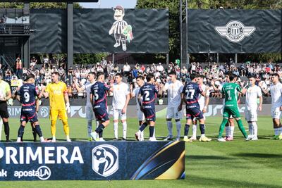 Los jugadores de Libertad y Cerro Porteño se saludan previo al duelo correspondiente a la primera rueda del torneo Clausura 2025.