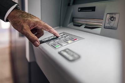 Un jubilado manipula un cajero automático.