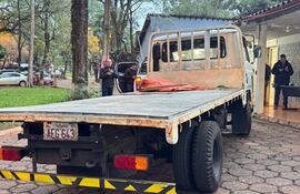 El vehículo cargado con marihuana en el doble fondo fue llevado a la Dirección de Policía para el procedimiento.