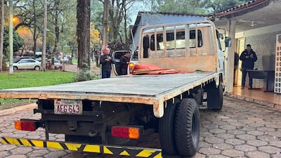 El vehículo cargado con marihuana en el doble fondo fue llevado a la Dirección de Policía para el procedimiento.