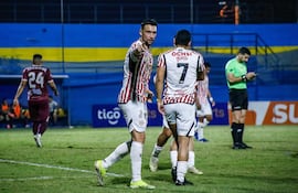 El delantero Miguel Ángel Fabián Ovejero Maldonado (34 años), celebra uno de los tres goles que marcó en la clasificación del Sportivo San Lorenzo a la tercera fase de la Copa Paraguay. (Foto: @CopaParaguayAPF)