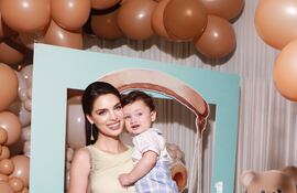 Nadia Ferreira con el cumpleañero Marquito en brazos.