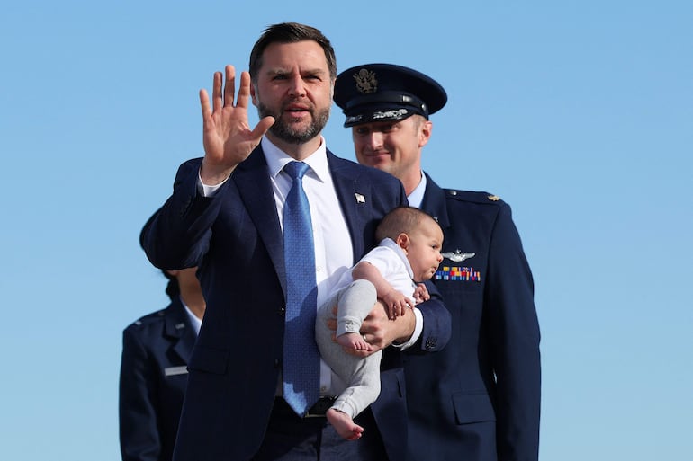 El vicepresidente de EE. UU., JD Vance, sostiene a su hijo Alec Vance mientras camina para abordar el Air Force Two el 9 de octubre de 2026 en la Base Conjunta Andrews, Maryland.