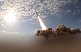 Captura de video de la Tv iraní en la que se observa el disparo de un misil en el contexto de la guerra contra Estados Unidos e Israel.